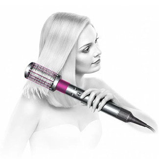 Девушка делает укладку волос стайлером Dyson